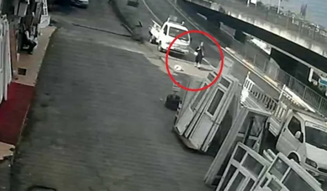 ΒΙΝΤΕΟ: 21χρονη στην Τουρκία χτυπήθηκε από λεωφορείο ενώ την κυνηγούσε αδέσποτος σκύλος