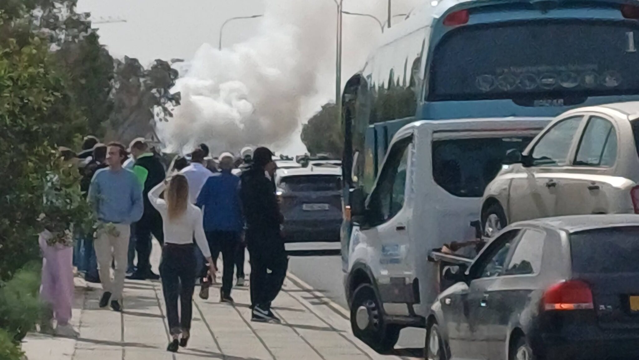 Χάος στον δρόμο προς Τεκκέ: Όχημα τυλίχθηκε στις φλόγες και προκάλεσε κυκλοφοριακό κομφούζιο