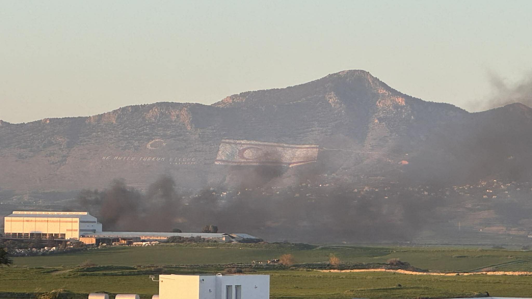 ΦΩΤΟ: «Πνίγηκε» στους πυκνούς μαύρους καπνούς η Αγλαντζιά