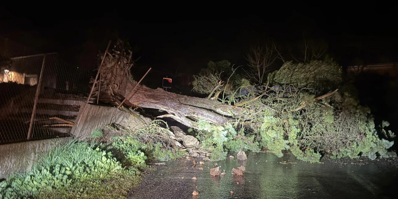 Πρωτοφανής κακοκαιρία στη Γαλλία με ριπές ανέμου πάνω από 160 χλμ, ένας νεκρός