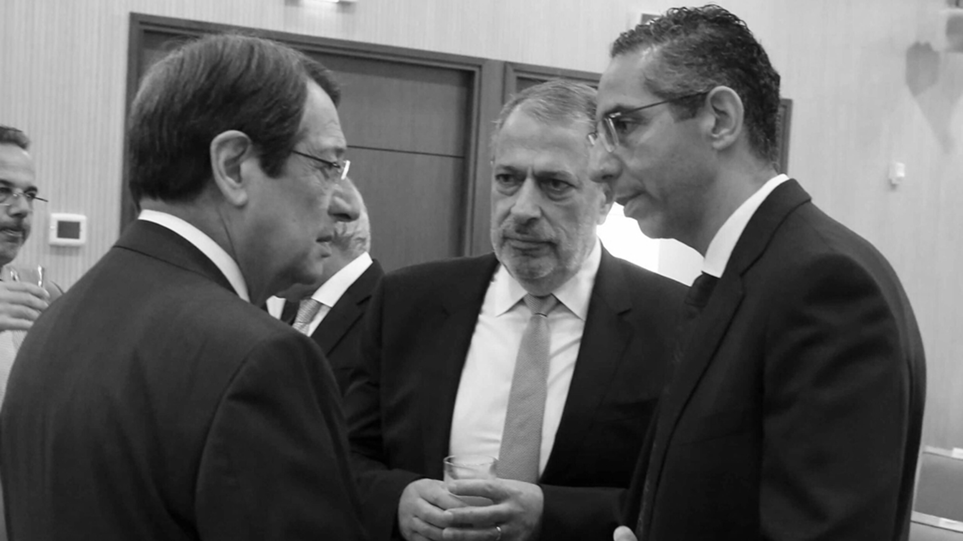 Δύο ελέφαντες και ένας θεσμός