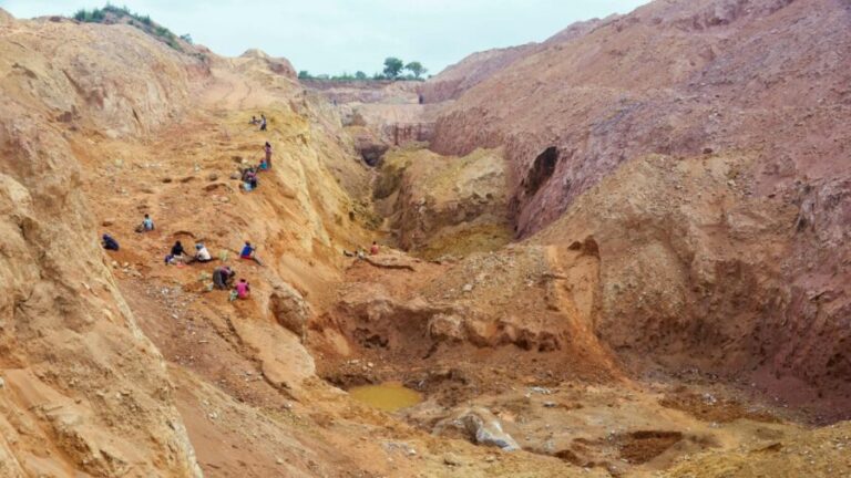 Θάφτηκαν μέσα σε τόνους χώματος μετά την κατάρρευση ορυχείου χρυσού στη Γουινέα