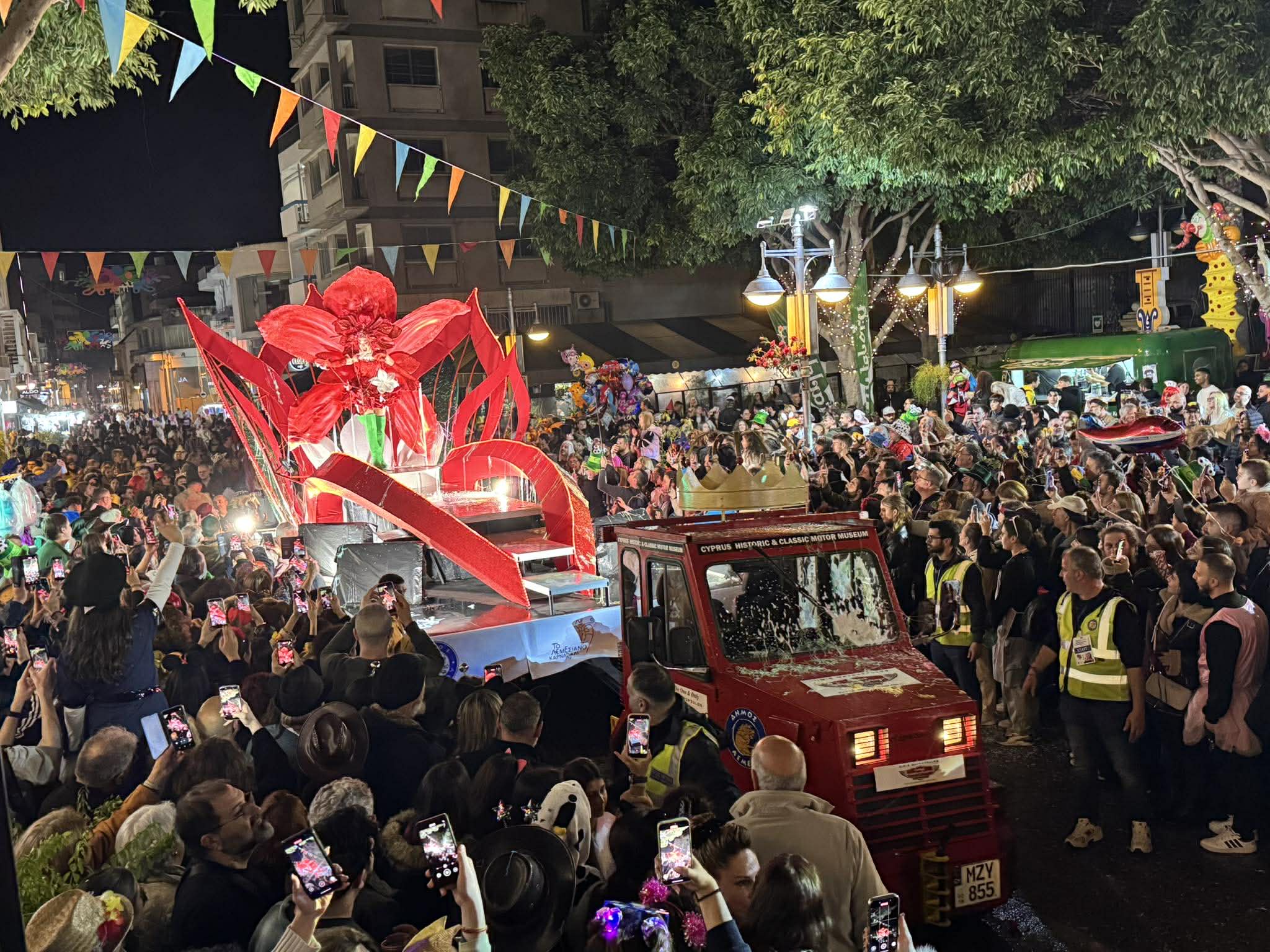 Ξέφρενο γλέντι στη Λεμεσό: Η πόλη στον ρυθμό του Καρναβαλιού (ΦΩΤΟ-ΒΙΝΤΕΟ)