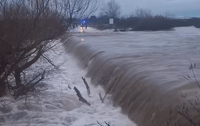 Φονική κακοκαιρία στην Ελλάδα: Οδηγός παρασύρθηκε από τα ορμητικά νερά (ΒΙΝΤΕΟ)