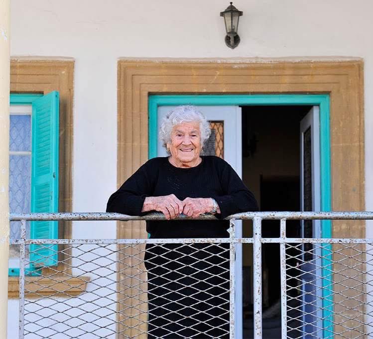 &laquo;&Sigma;&tau;&epsilon;&rho;ή&theta;&eta;&kappa;&epsilon; &pi;&alpha;&iota;&delta;&iota;ά &kappa;&iota; &epsilon;&gamma;&gamma;ό&nu;&iota;&alpha;&raquo;: Έ&phi;&upsilon;&gamma;&epsilon; &alpha;&pi;ό &tau;&eta; &zeta;&omega;ή &eta; &gamma;&eta;&rho;&alpha;&iota;ό&tau;&epsilon;&rho;&eta; &epsilon;&gamma;&kappa;&lambda;&omega;&beta;&iota;&sigma;&mu;έ&nu;&eta; &tau;&omicron;&upsilon; &Kappa;&omicron;&rho;&mu;&alpha;&kappa;ί&tau;&eta;