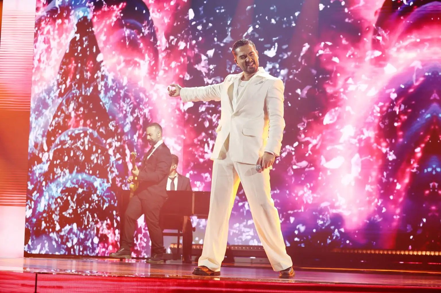 Eurovision 2026: Ο Χρήστος Μάστορας με “Bad Bunny ” look παρουσίασε μια εντυπωσιακή εμφάνιση