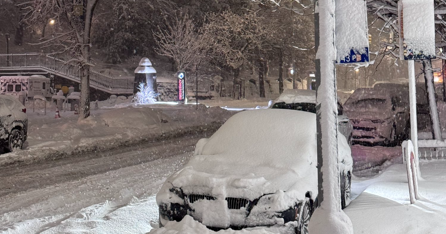 Λευκός «εφιάλτης» στη Νέα Υόρκη: Χιλιάδες ακυρώσεις πτήσεων και συστάσεις για περιορισμό μετακινήσεων (ΒΙΝΤΕΟ)