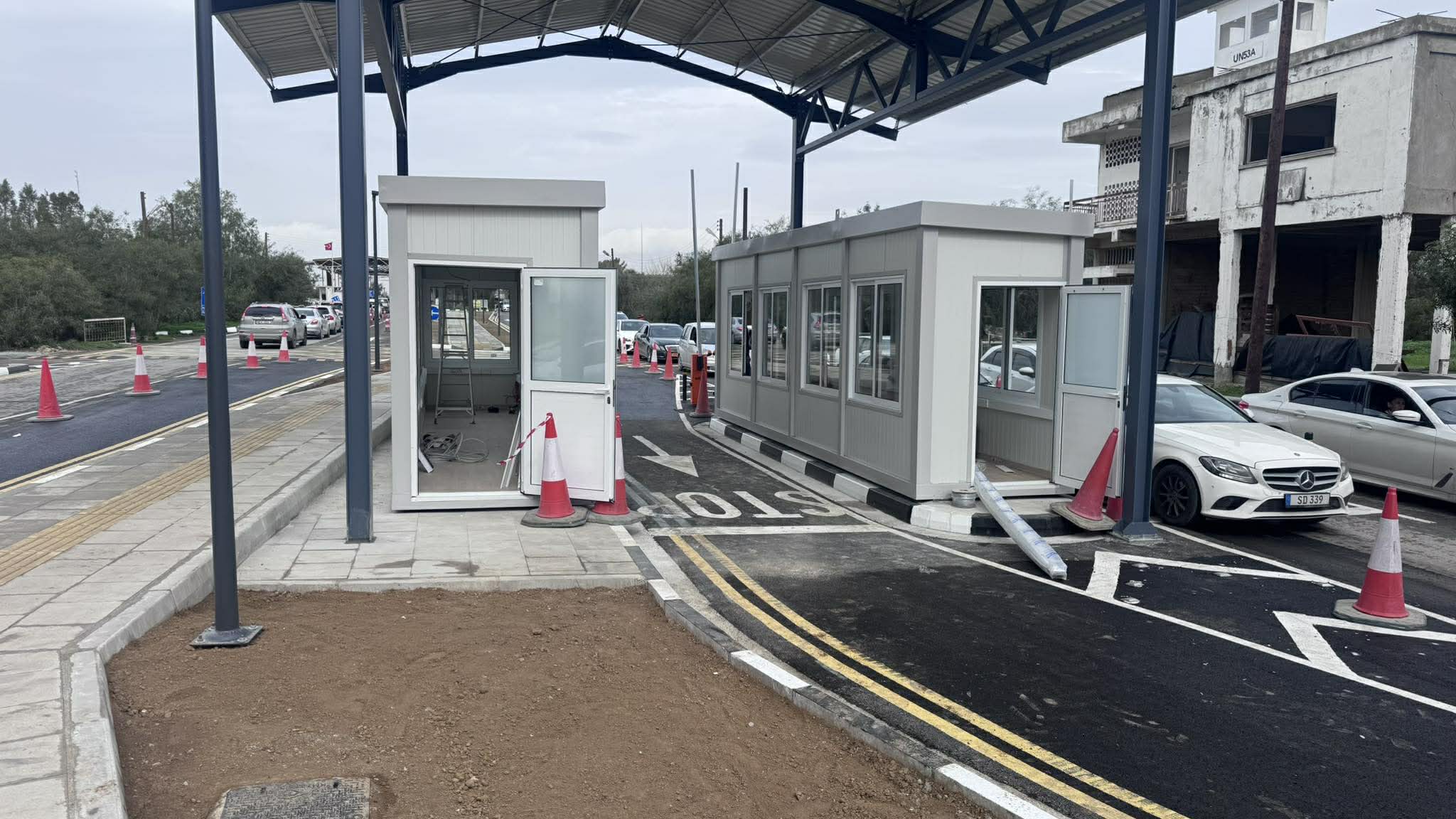 ΒΙΝΤΕΟ&ΦΩΤΟ: Οδόφραγμα Αγίου Δομετίου με τριπλό δρόμο, επτά κουβούκλια ελέγχου και πεζόδρομο