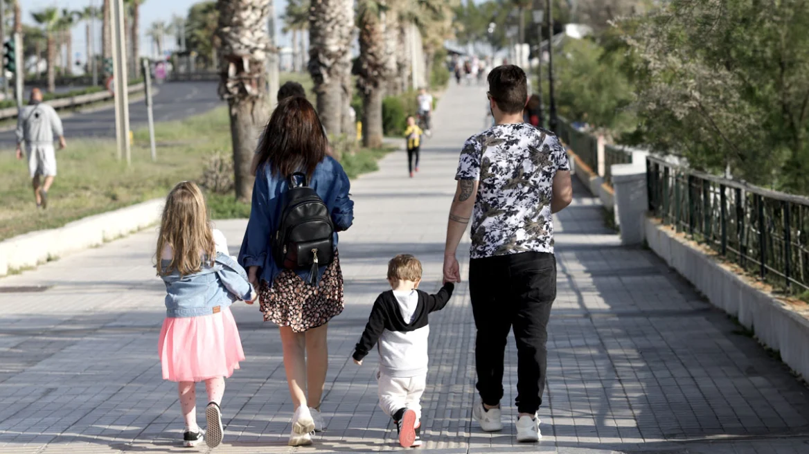 Η Ελλάδα γερνά: Τα τρία σενάρια για τις γεννήσεις το 2050 και οι περιοχές που εκπέμπουν SOS