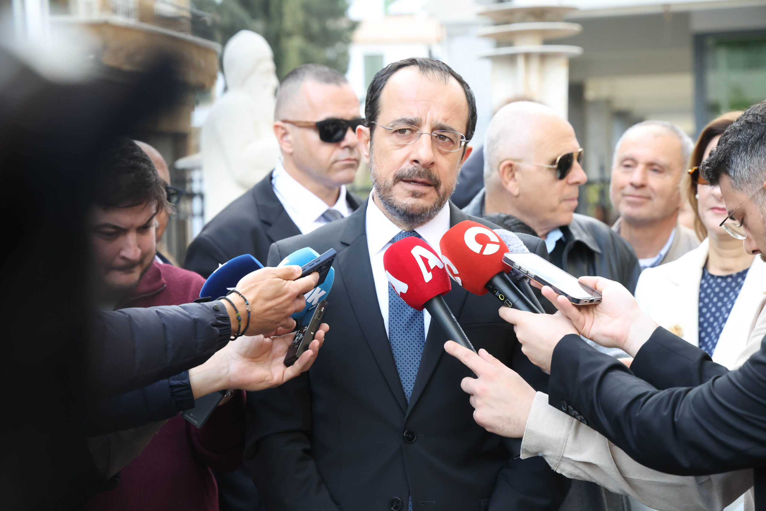 &laquo;&Iota;&delta;&iota;&alpha;ί&tau;&epsilon;&rho;&alpha; &sigma;&eta;&mu;&alpha;&nu;&tau;&iota;&kappa;ή &pi;&rho;ό&sigma;&kappa;&lambda;&eta;&sigma;&eta;&raquo;: &Pi;ό&tau;&epsilon; &laquo;&kappa;&lambda;&epsilon;&iota;&delta;ώ&nu;&epsilon;&iota;&raquo; &tau;&omicron; &epsilon;&pi;ί&pi;&epsilon;&delta;&omicron; &epsilon;&kappa;&pi;&rho;&omicron;&sigma;ώ&pi;&eta;&sigma;&eta;&sigmaf; &tau;&eta;&sigmaf; &Kappa;ύ&pi;&rho;&omicron;&upsilon; &sigma;&tau;&omicron; &Sigma;&upsilon;&mu;&beta;&omicron;ύ&lambda;&iota;&omicron; &Epsilon;&iota;&rho;ή&nu;&eta;&sigmaf;