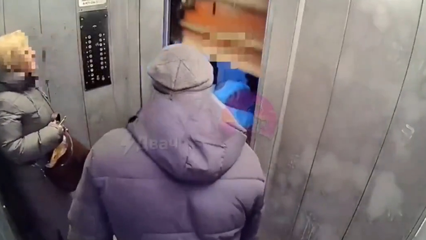 ΒΙΝΤΕΟ: Ασανσέρ παραλίγο να συνθλίψει άντρα στη Ρωσία