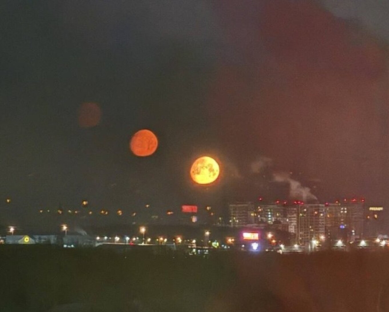 Τρία… φεγγάρια φώτισαν τον ουρανό της Μόσχας: Το σπάνιο φαινόμενο της παρασελήνης (ΦΩΤΟ)