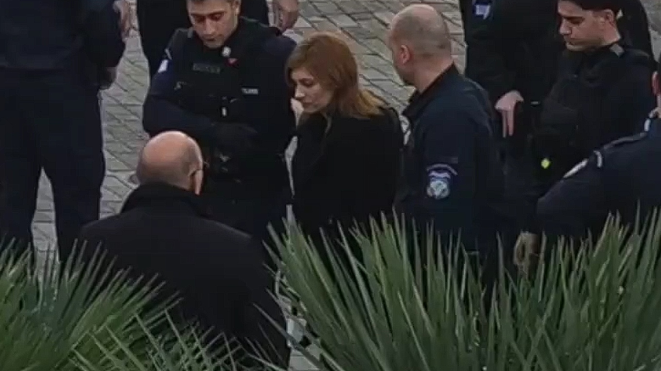 Υποβασταζόμενη και με μπαστούνι στο Εφετείο η Ρούλα Πισπιρίγκου