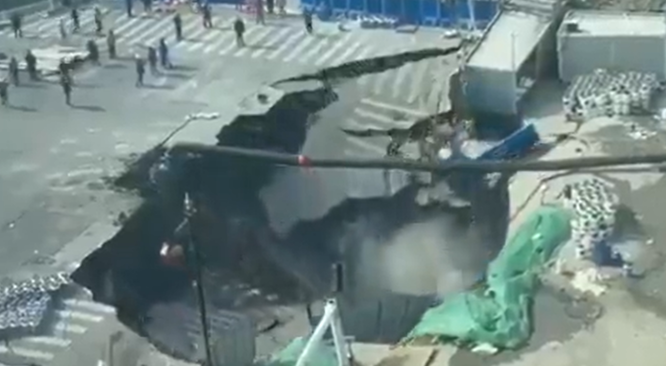 Σοκαριστικό βίντεο από την Σανγκάη: Άνοιξε η γη και «κατάπιε» τα πάντα