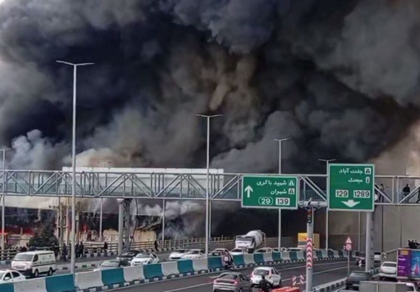 ΒΙΝΤΕΟ: Μεγάλη φωτιά σε εμπορικό κέντρο στην Τεχεράνη