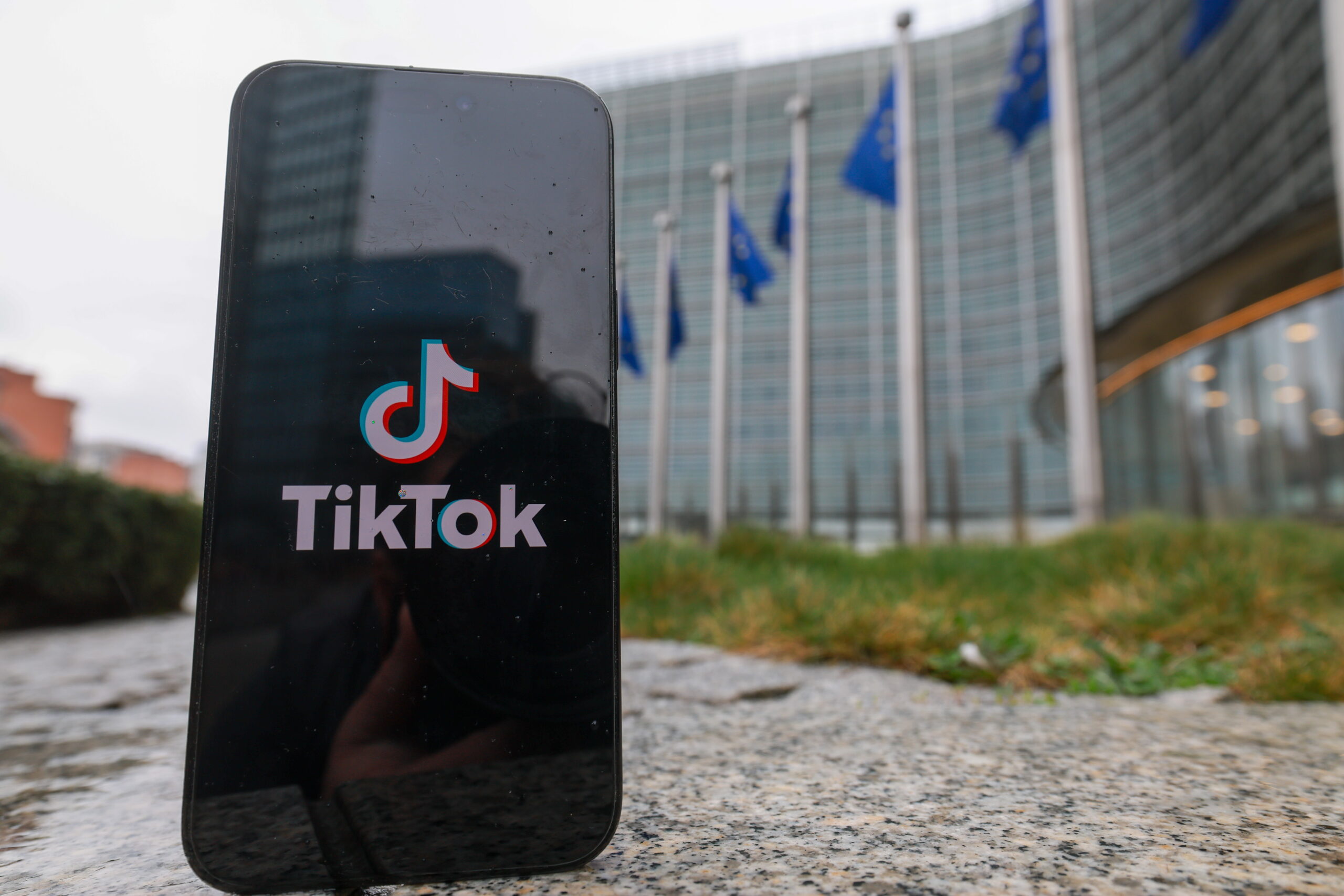 Αναβρασμός για το «εθιστικό» TikTok: Τα μέτρα Κομισιόν, οι μηχανισμοί ελέγχου και οι κίνδυνοι για ανήλικους