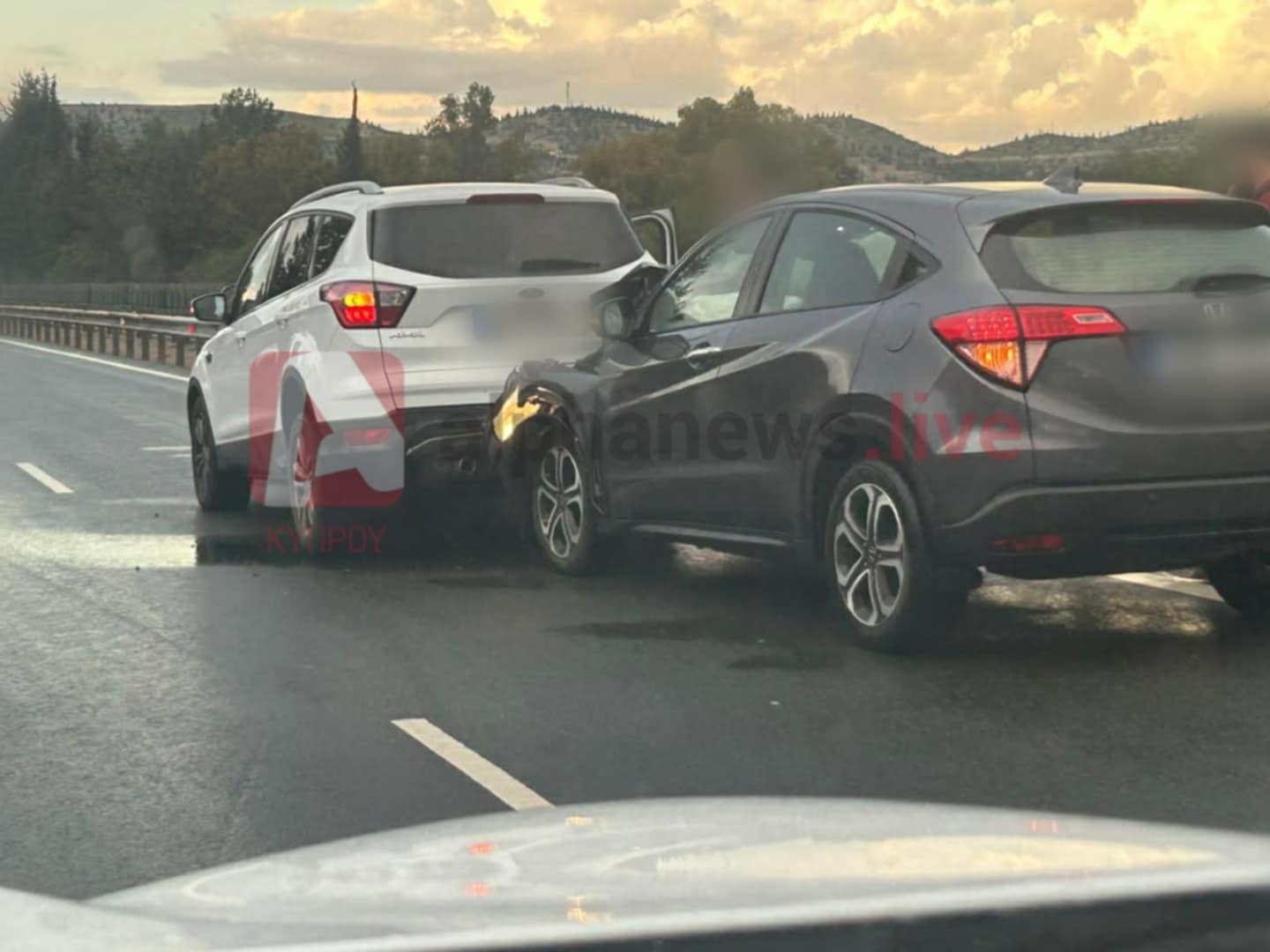 ΦΩΤΟ: Καραμπόλα μεταξύ τριών οχημάτων στον αυτοκινητόδρομο