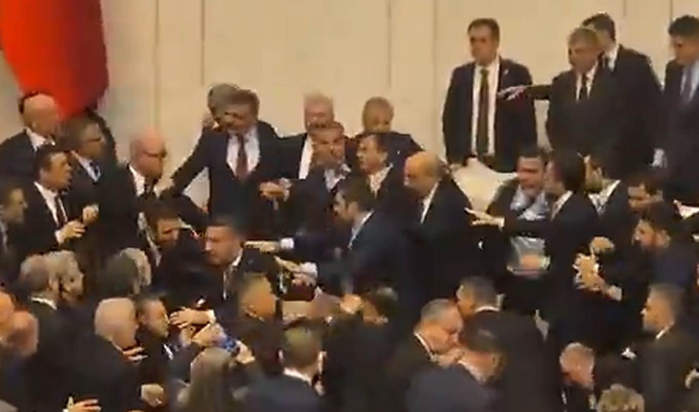 BINTEO: Χάος και άγριο ξύλο στην τουρκική βουλή στην ορκωμοσία των νέων υπουργών Δικαιοσύνης και Εσωτερικών