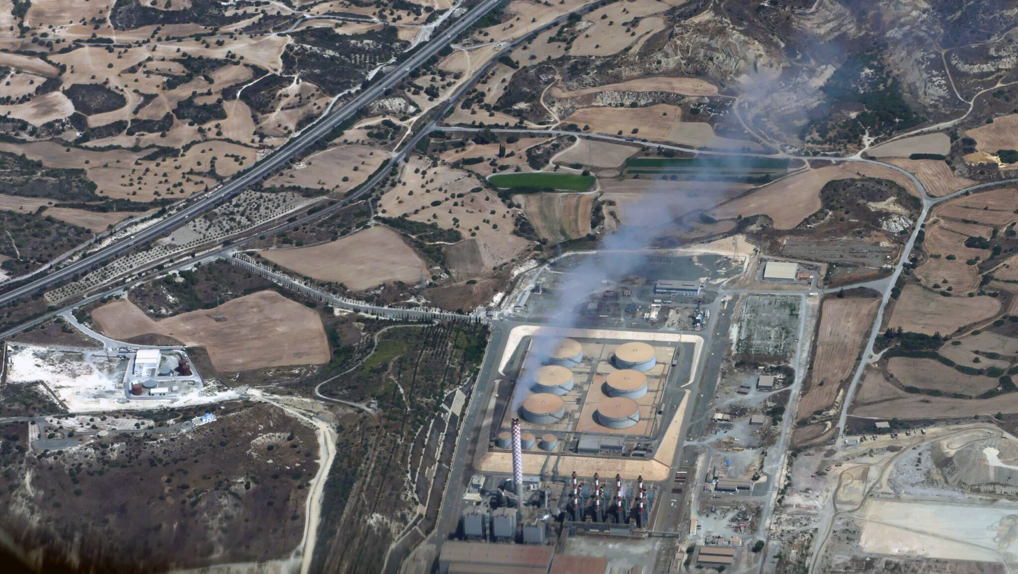 Εκατοντάδες τα εκατομμύρια που πληρώνει η ΑΗΚ για ρύπους, στο… περίμενε οι ΑΠΕ