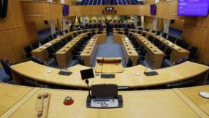 Ωφελήματα πρώην ΠτΔ και ΠτΒ: Τι αλλάζει για υπηρεσιακά οχήματα και γραμματείς