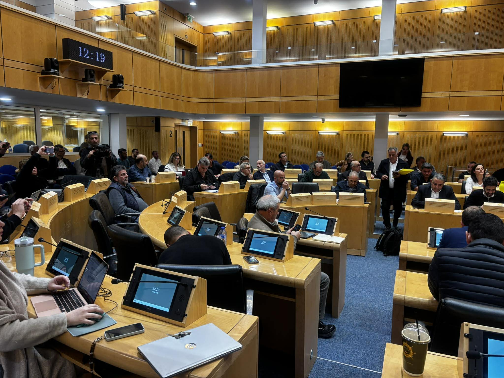 Στη Βουλή ο αφθώδης πυρετός: Τον έβαλαν να χύσει γάλα στην αποχέτευση, τους ζήτησαν στολές από το Κτηνιατρείο