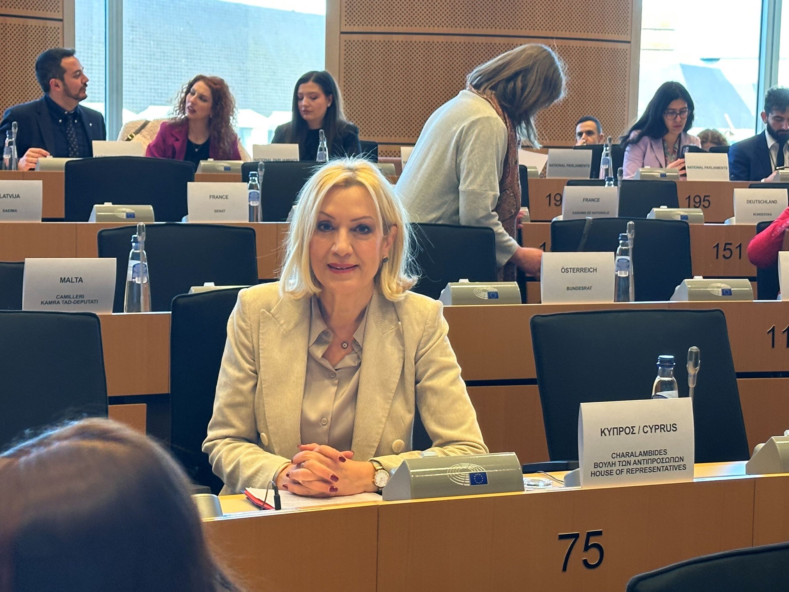 &laquo;&Delta;&epsilon;&nu; &pi;&rho;ό&kappa;&epsilon;&iota;&tau;&alpha;&iota; &nu;&alpha; &alpha;&pi;&omicron;&chi;&omega;&rho;ή&sigma;&omega;&raquo;: &Pi;&alpha;&rho;έ&delta;&omega;&sigma;&epsilon; &tau;&alpha; &eta;&nu;ί&alpha; &tau;&eta;&sigmaf; &Alpha;&nu;&theta;&rho;&omega;&pi;ί&nu;&omega;&nu; &Delta;&iota;&kappa;&alpha;&iota;&omega;&mu;ά&tau;&omega;&nu; &eta; &Epsilon;&iota;&rho;ή&nu;&eta;