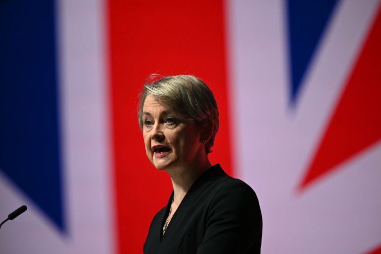 &Upsilon;&Pi;&Epsilon;&Xi; &Beta;&rho;&epsilon;&tau;&alpha;&nu;ί&alpha;&sigmaf;: &Sigma;&tau;ό&chi;&omicron;&sigmaf; &tau;&eta;&sigmaf; &epsilon;&pi;ί&theta;&epsilon;&sigma;&eta;&sigmaf; &sigma;&tau;&eta; &beta;ά&sigma;&eta; &sigma;&tau;&omicron; &Alpha;&kappa;&rho;&omega;&tau;ή&rho;&iota; ή&tau;&alpha;&nu; &omicron; &delta;&iota;ά&delta;&rho;&omicron;&mu;&omicron;&sigmaf; &pi;&rho;&omicron;&sigma;&gamma;&epsilon;ί&omega;&sigma;&eta;&sigmaf;