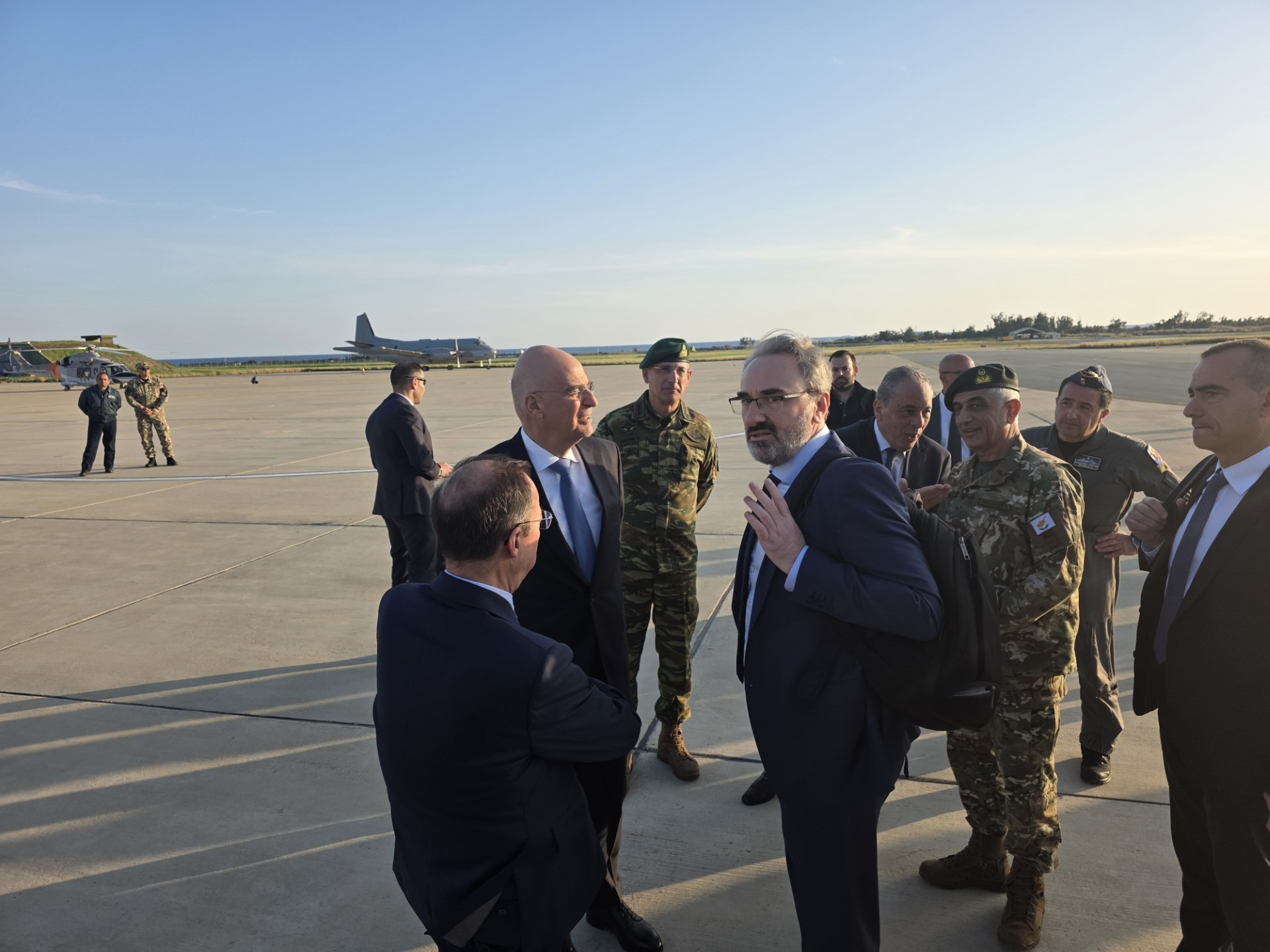 «Έμπρακτη στήριξη της Ελλάδας»: Πάλμας και Δένδιας επισκέφτηκαν τo πλήρωμα των F-16