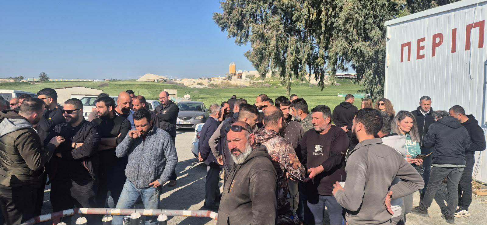 «Όταν είχαμε κορωνοϊό έπρεπε να μας σκοτώσουν;»: Διαμαρτυρία κτηνοτρόφων στην Αραδίππου για θανατώσεις ζώων