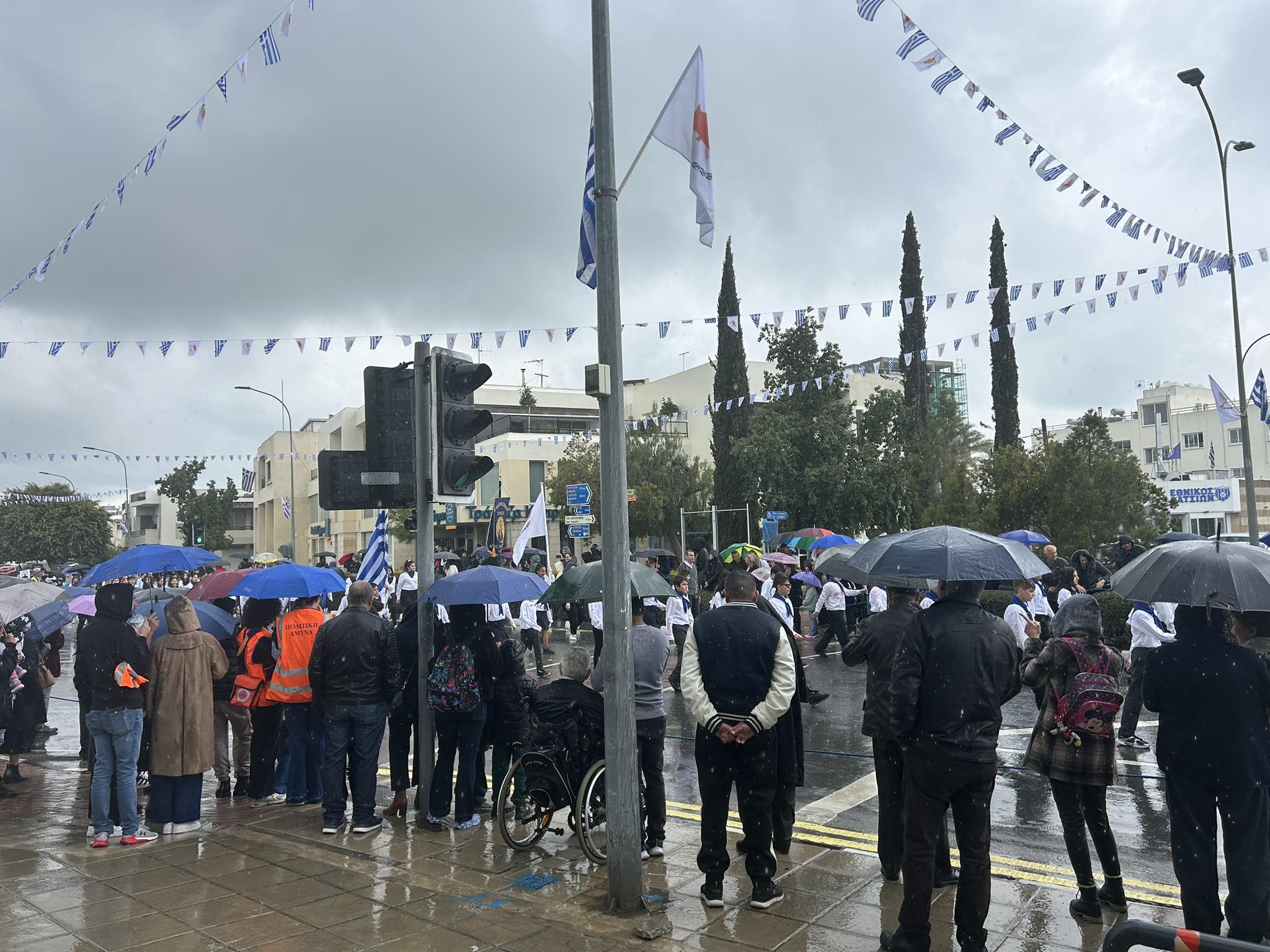 Με ομπρέλες και υπό καταρρακτώδη βροχή η παρέλαση στα Λατσιά (ΒΙΝΤΕΟ)