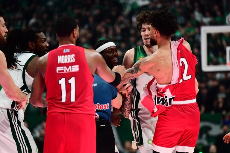 Καυγάς Ναν με Ντόρσεϊ, σκίστηκε η φανέλα του δεύτερου