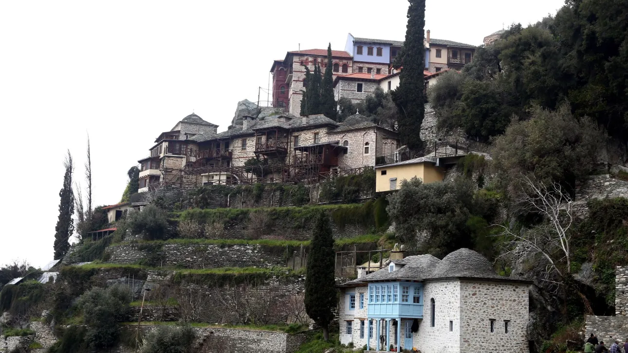 Άγιο Όρος: Λεωφορείο έπεσε στη θάλασσα στο λιμάνι της Δάφνης