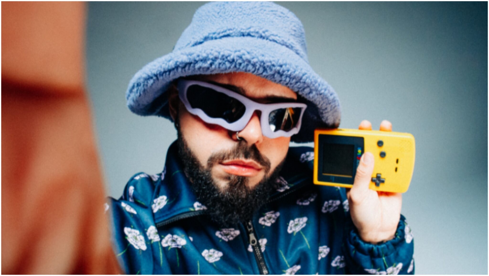 Akylas: Tραγούδησε σε pre party της Eurovision στο Όσλο με κόκκινη γούνα και προκάλεσε χαμό! (BINTEO)