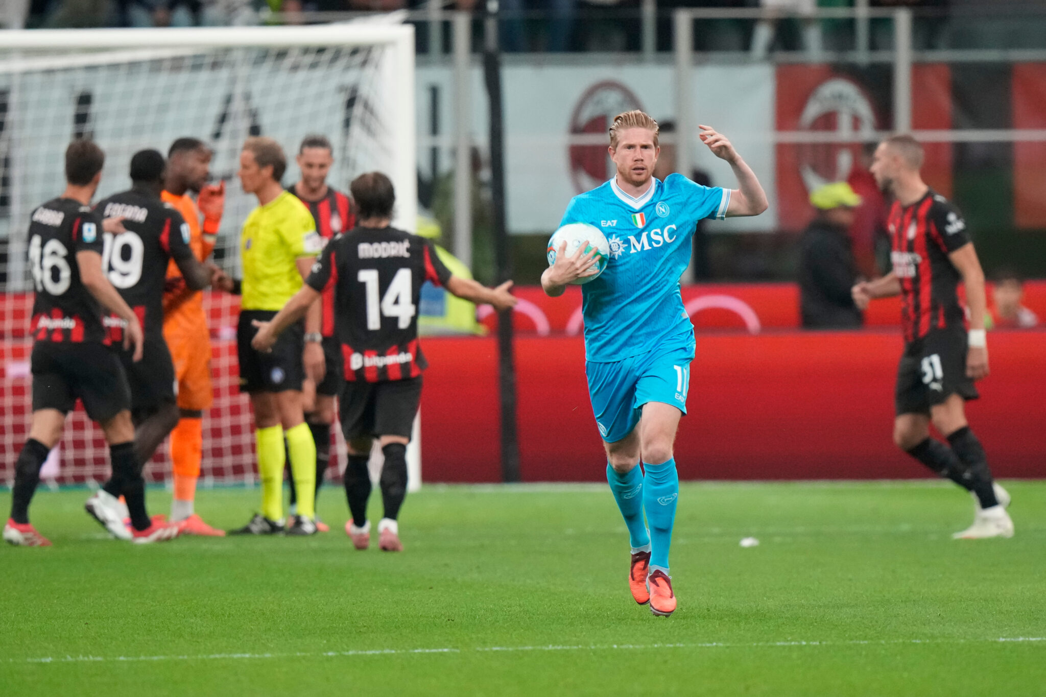 Επιστρέφει και ο Ντε Μπρόινε για τη Νάπολι μετά από 4 μήνες