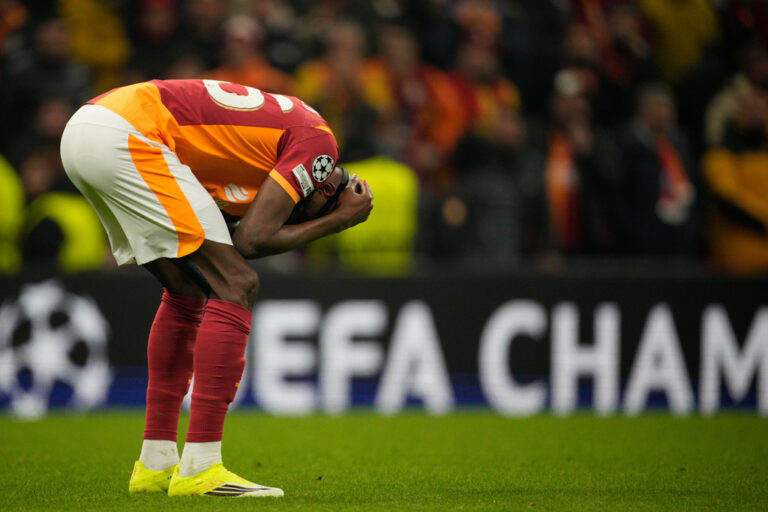 Έπαιξε με σπασμένο χέρι κόντρα στη Λίβερπουλ ο Όσιμεν