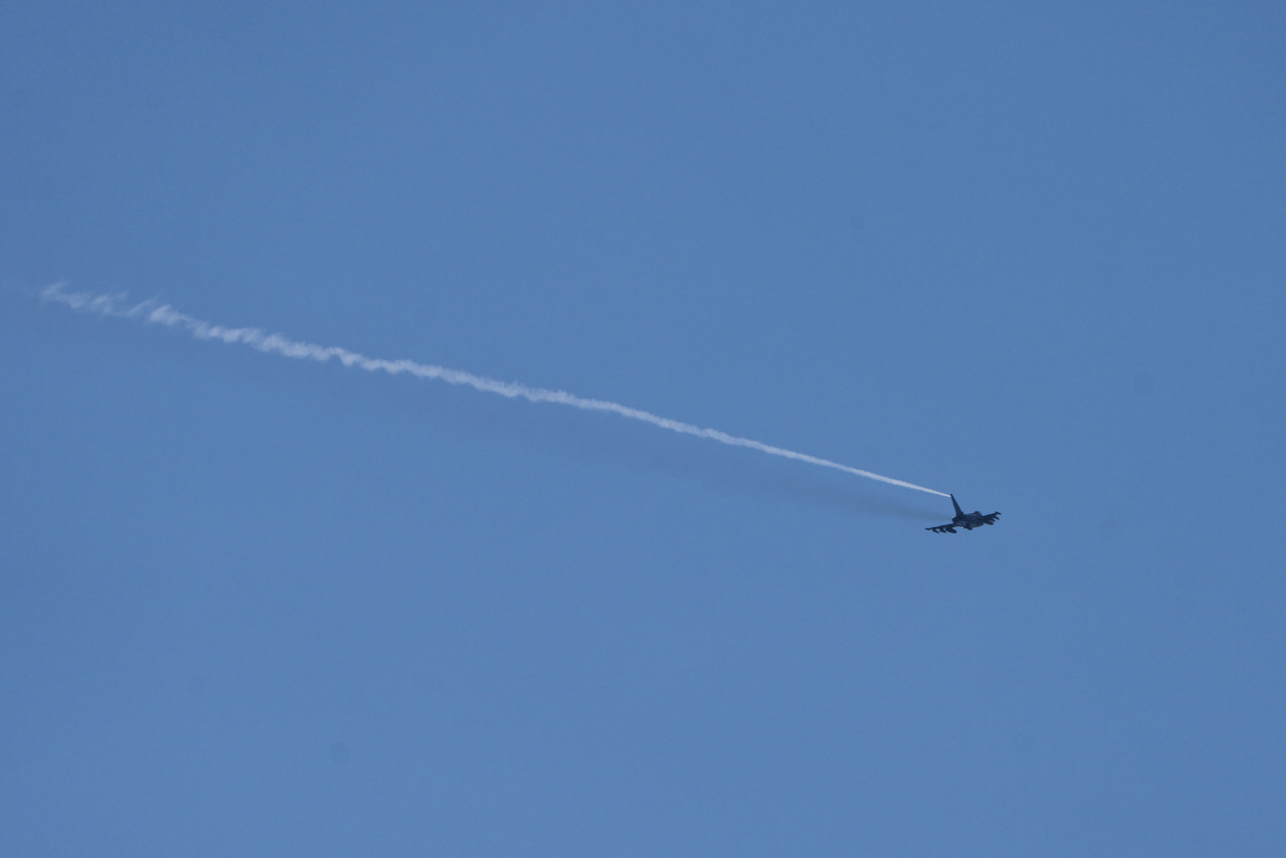 &Nu;έ&omicron;&sigmaf; &sigma;&upsilon;&nu;&alpha;&gamma;&epsilon;&rho;&mu;ό&sigmaf;: Ύ&pi;&omicron;&pi;&tau;&omicron; ί&chi;&nu;&omicron;&sigmaf; &nu;ό&tau;&iota;&alpha; &tau;&eta;&sigmaf; &Kappa;ύ&pi;&rho;&omicron;&upsilon;, &alpha;&pi;&omicron;&gamma;&epsilon;&iota;ώ&theta;&eta;&kappa;&alpha;&nu; &tau;&alpha; &delta;ύ&omicron; &epsilon;&lambda;&lambda;&eta;&nu;&iota;&kappa;ά F-16 &alpha;&pi;ό &tau;&eta;&nu; &Pi;ά&phi;&omicron;