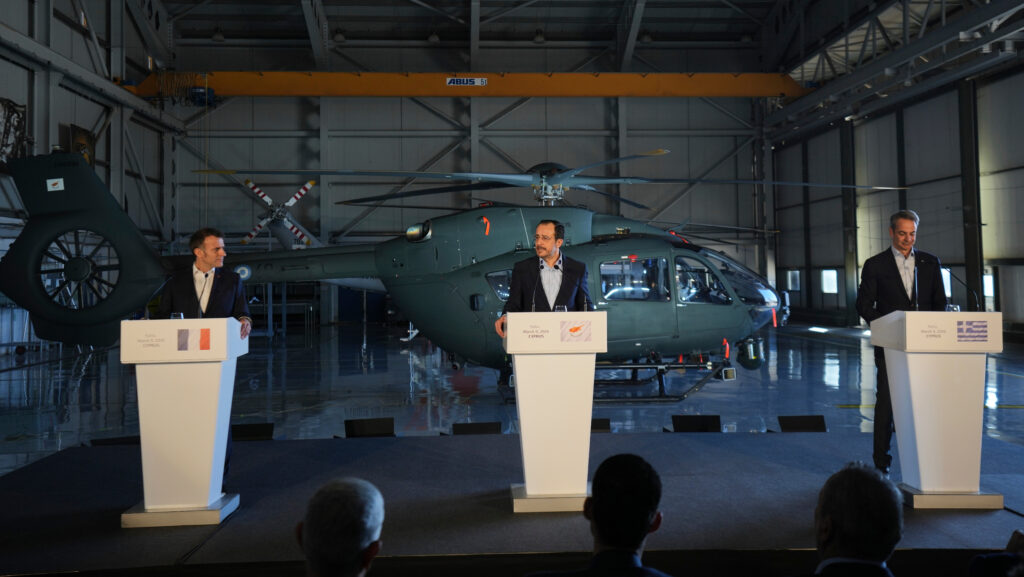 &Mu;&iota;&alpha; &gamma;&rho;&omicron;&theta;&iota;ά &Kappa;ύ&pi;&rho;&omicron;&sigmaf;-&Epsilon;&lambda;&lambda;ά&delta;&alpha;-&Gamma;&alpha;&lambda;&lambda;ί&alpha; &mu;&epsilon; &sigma;&alpha;&phi;ή &pi;&omicron;&lambda;&iota;&tau;&iota;&kappa;ά &mu;&eta;&nu;ύ&mu;&alpha;&tau;&alpha;