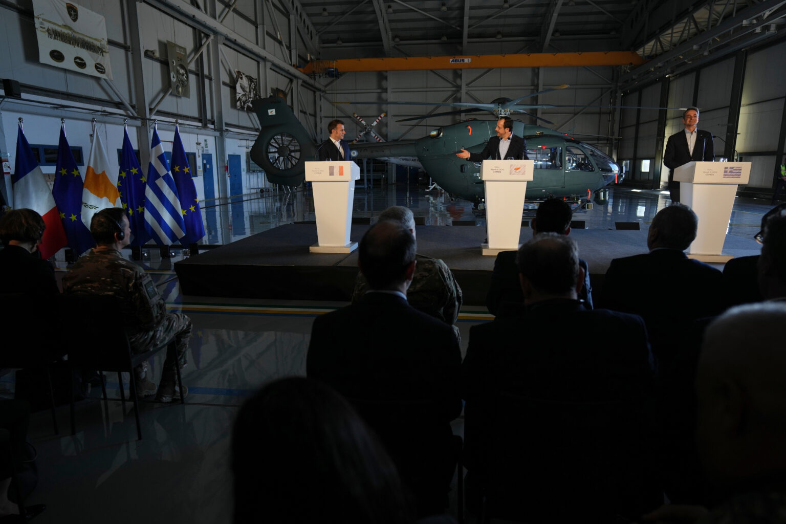 Όλα τα βλέμματα στην Κύπρο: «Απόβαση» διεθνών ΜΜΕ στην αεροπορική βάση της Πάφου