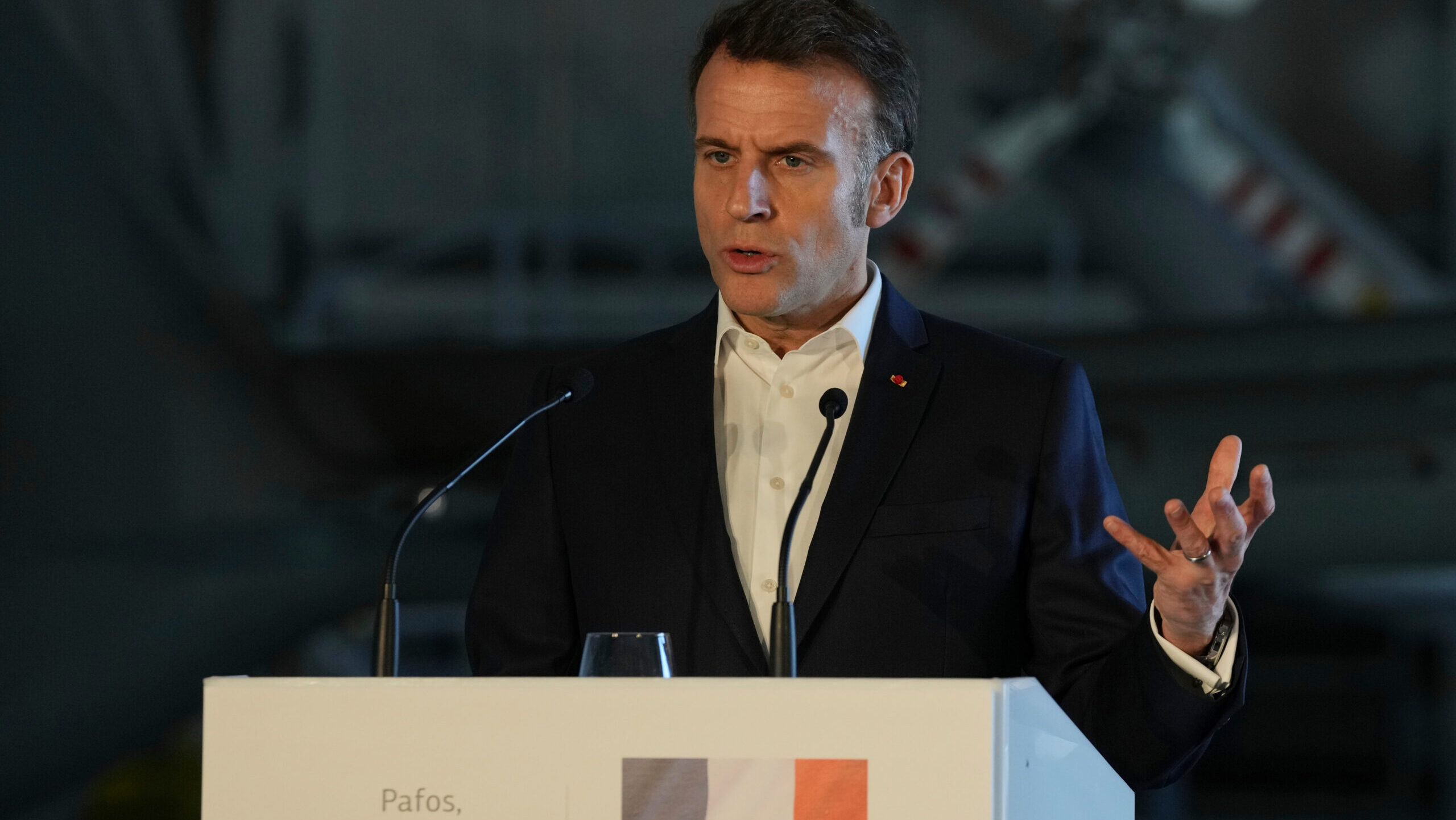 &Mu;&alpha;&kappa;&rho;ό&nu; &alpha;&pi;ό &Pi;ά&phi;&omicron;: &laquo;&Eta; &Kappa;ύ&pi;&rho;&omicron;&sigmaf; &delta;έ&chi;&theta;&eta;&kappa;&epsilon; &epsilon;&pi;&iota;&theta;έ&sigma;&epsilon;&iota;&sigmaf; &alpha;&pi;ό &pi;&omicron;&lambda;&lambda;&alpha;&pi;&lambda;ά drones &kappa;&alpha;&iota; &pi;&upsilon;&rho;&alpha;ύ&lambda;&omicron;&upsilon;&sigmaf;&raquo;