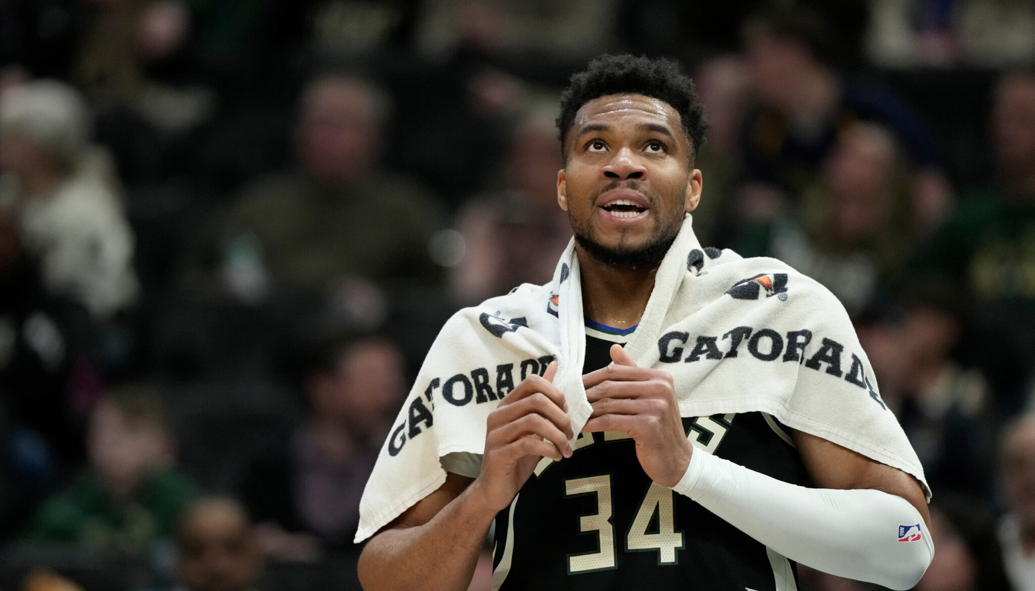 Συνεχίζεται η ατυχία του Γιάννη: Τραυματίστηκε ξανά στο γόνατο κόντρα στους Πέισερς (ΒΙΝΤΕΟ)