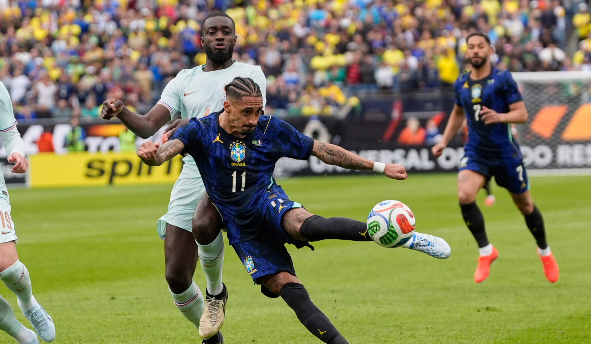 Συναγερμός στη Μπαρσελόνα: Τραυματίστηκε στο φιλικό της Βραζιλίας ο Ραφίνια