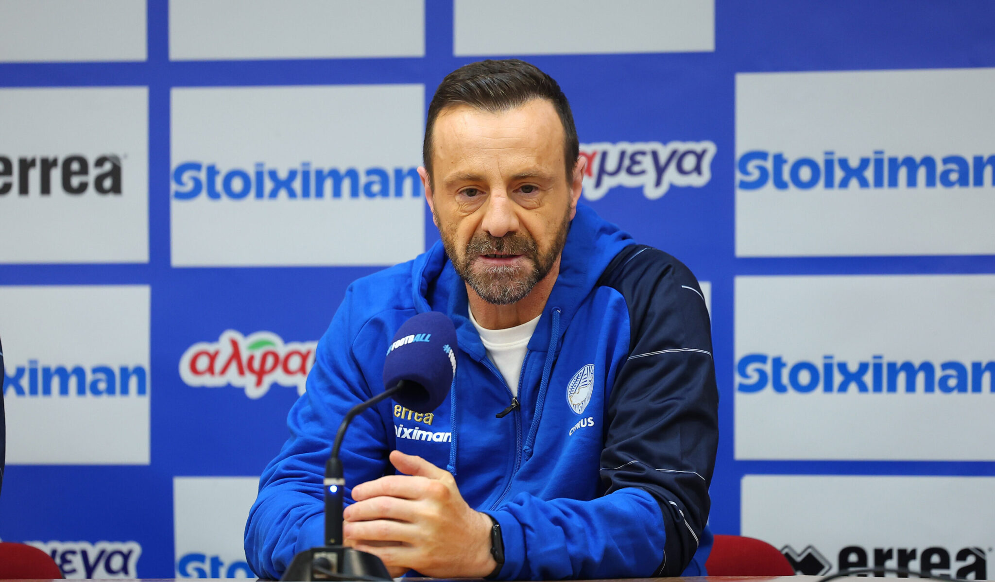 Μάντζιος: «Είναι φιλικά αλλά δεν θα κάνουμε αγγαρεία για να περάσει η ώρα μας» (ΒΙΝΤΕΟ)