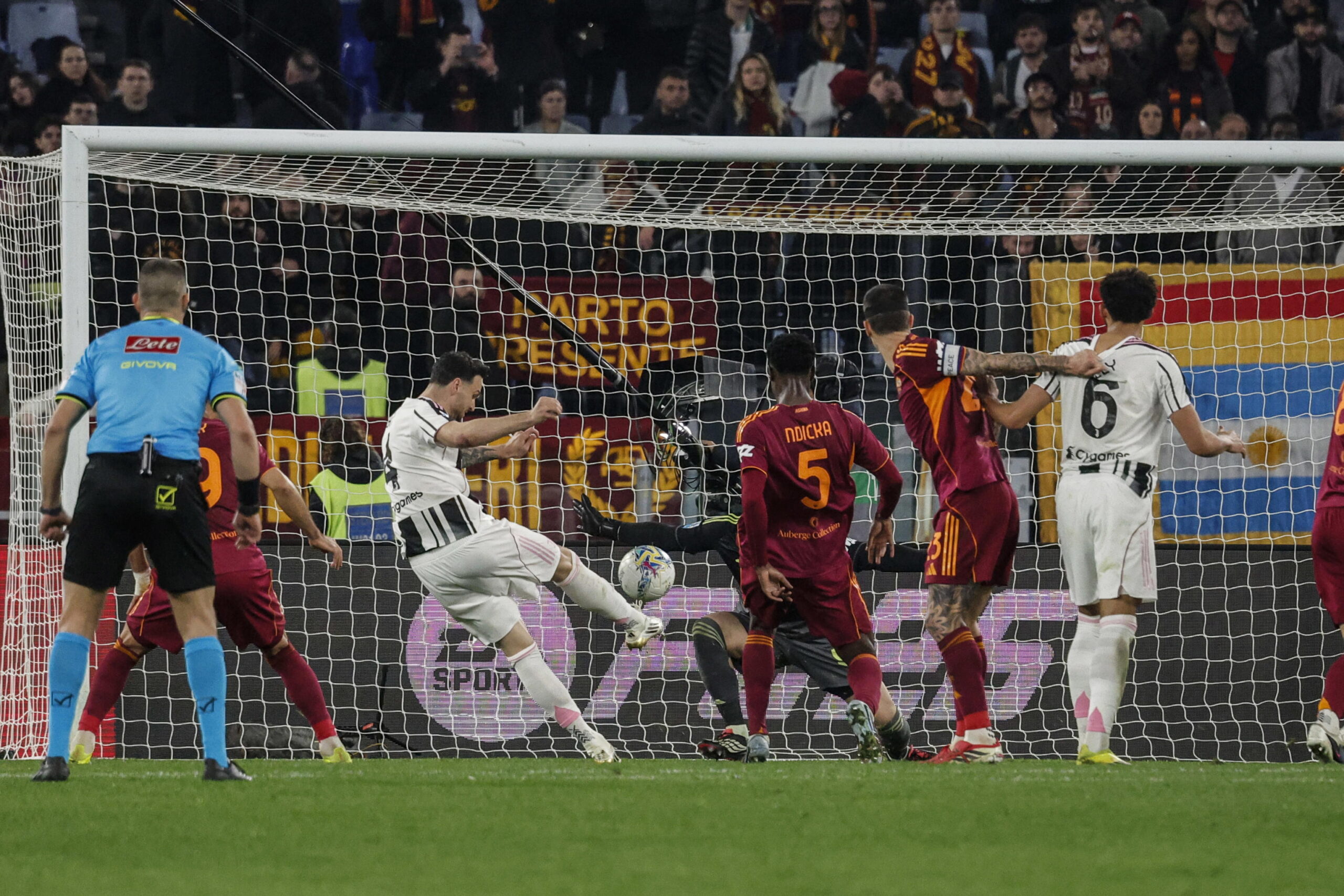 Πολύ σκληρή για να… πεθάνει η Γιουβέντους, πήρε το βαθμό στις καθυστερήσεις στη Ρώμη