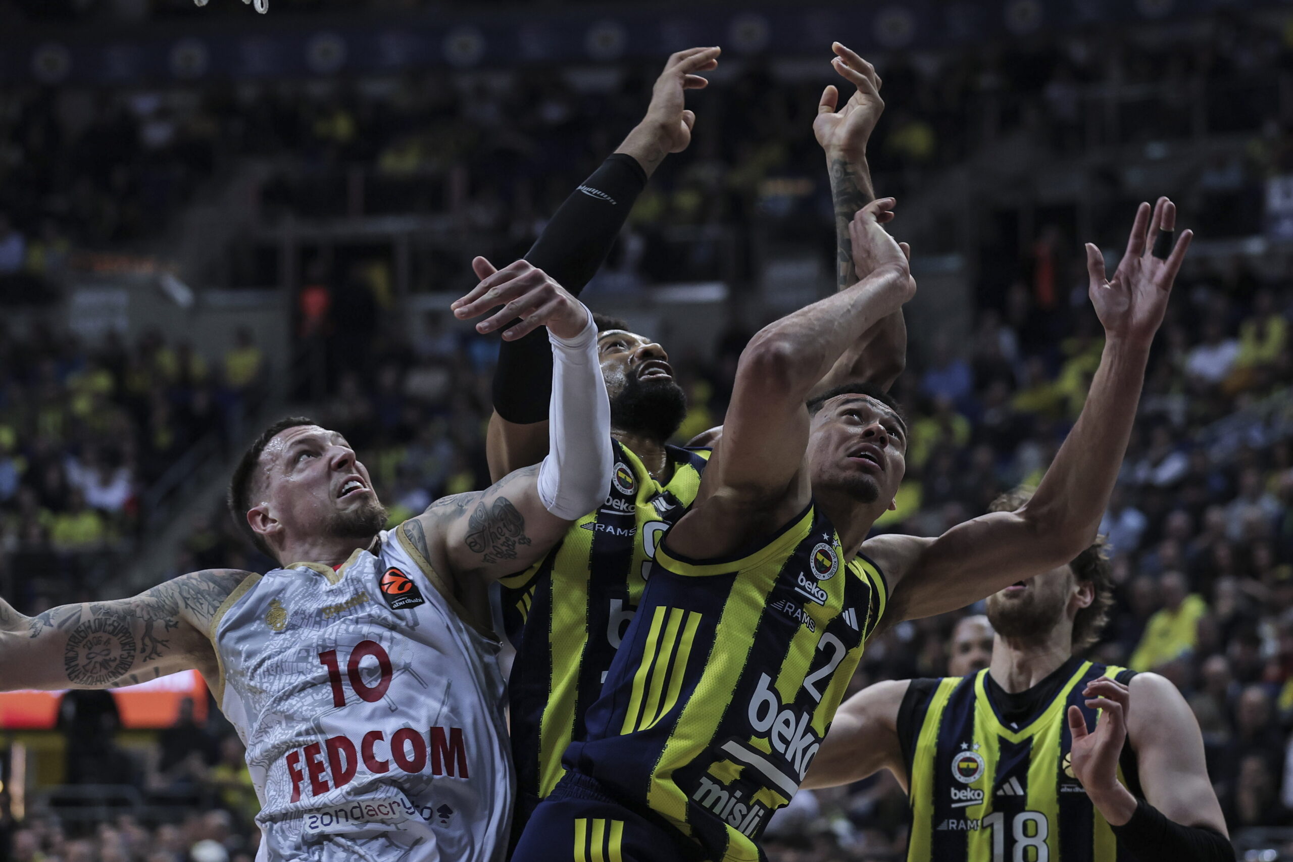 Εύκολα η Φενέρμπαχτσε με τη Μονακό – Γλύτωσε από επική «αυτοκτονία» η Αρμάνι (ΒΙΝΤΕΟ)