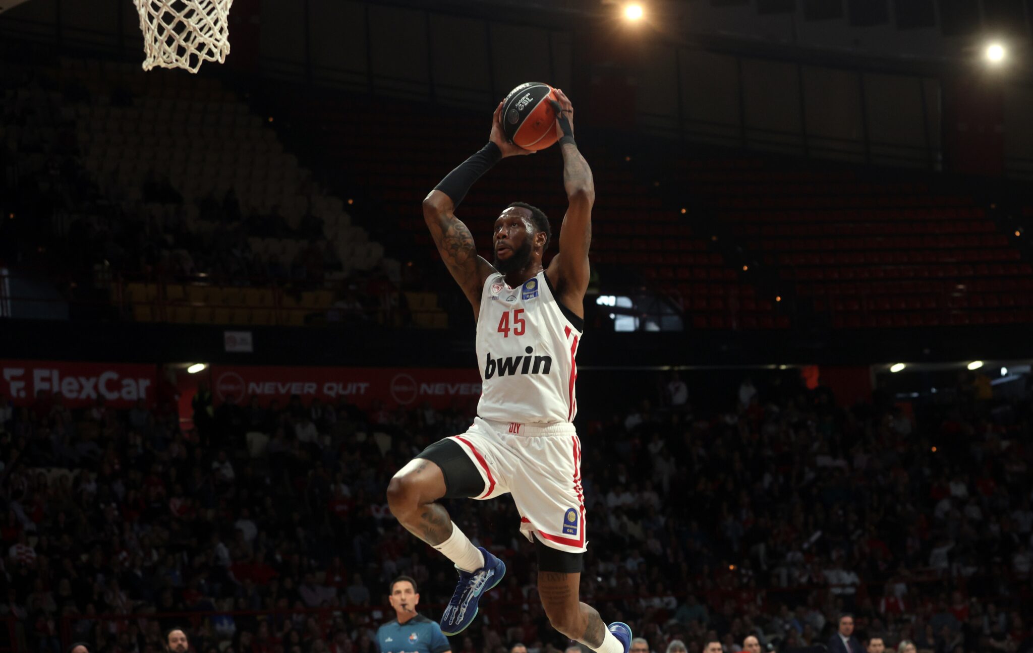 Χολ: «Να κλείσουμε δυνατά τη σεζόν»