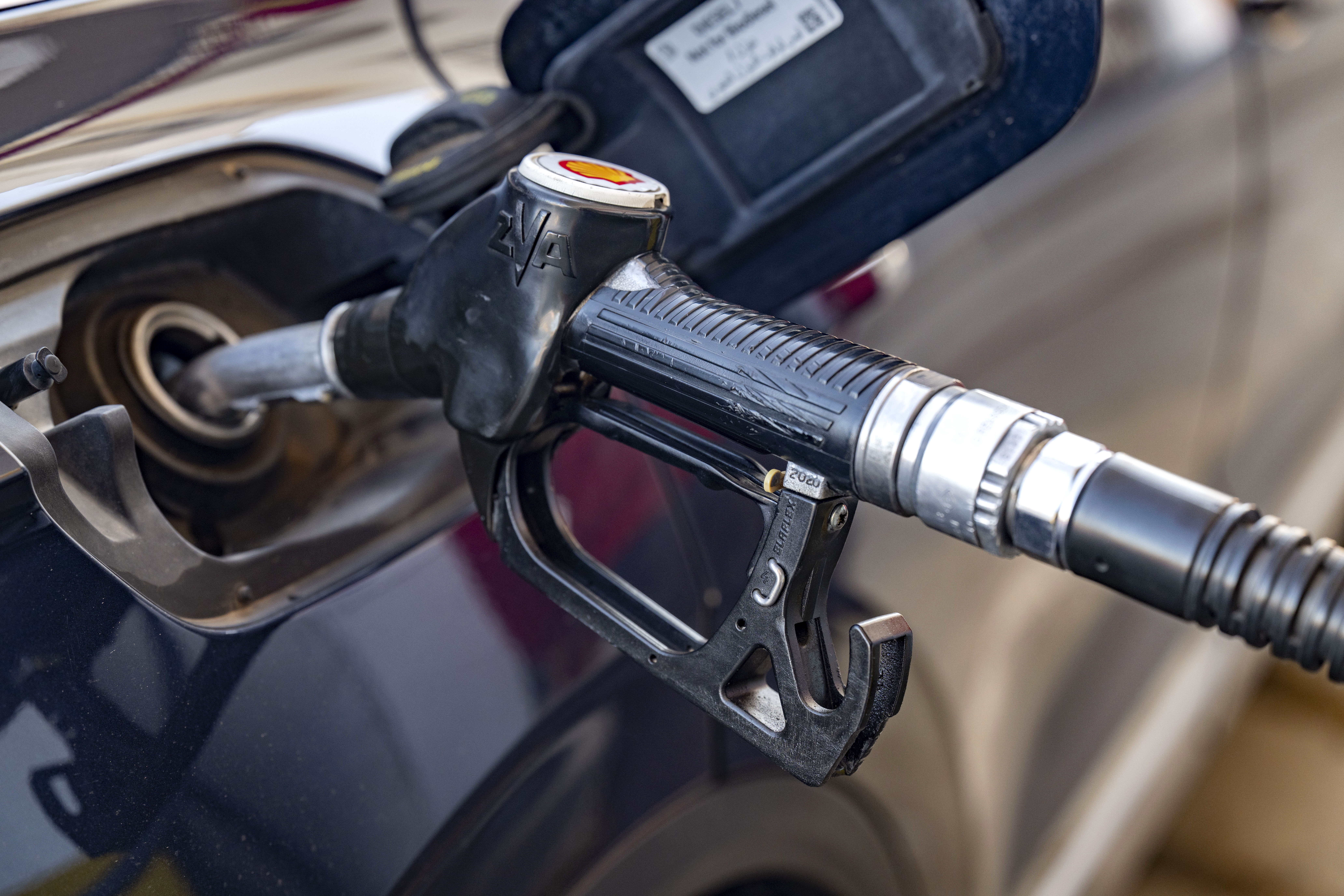 Σενάρια δείχνουν την βενζίνη να σκαρφαλώνει στα €2,15 το λίτρο: Άμεση ανάγκη για πλαφόν