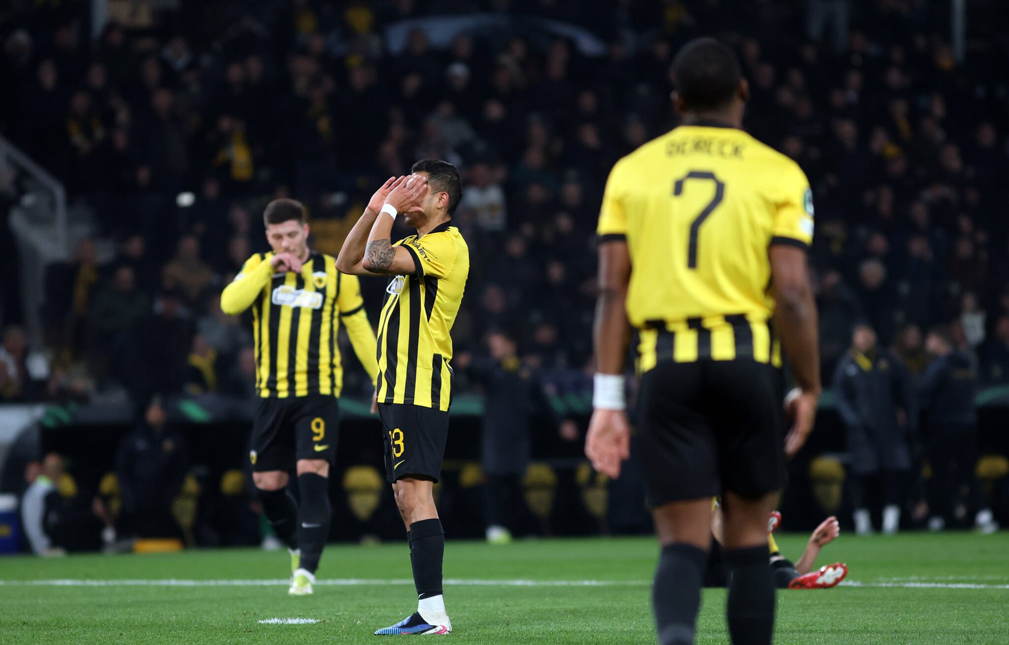 Ηττήθηκε, προβλημάτισε, αλλά πήρε μαθήματα και πέταξε στους «8» η ΑΕΚ Αθηνών