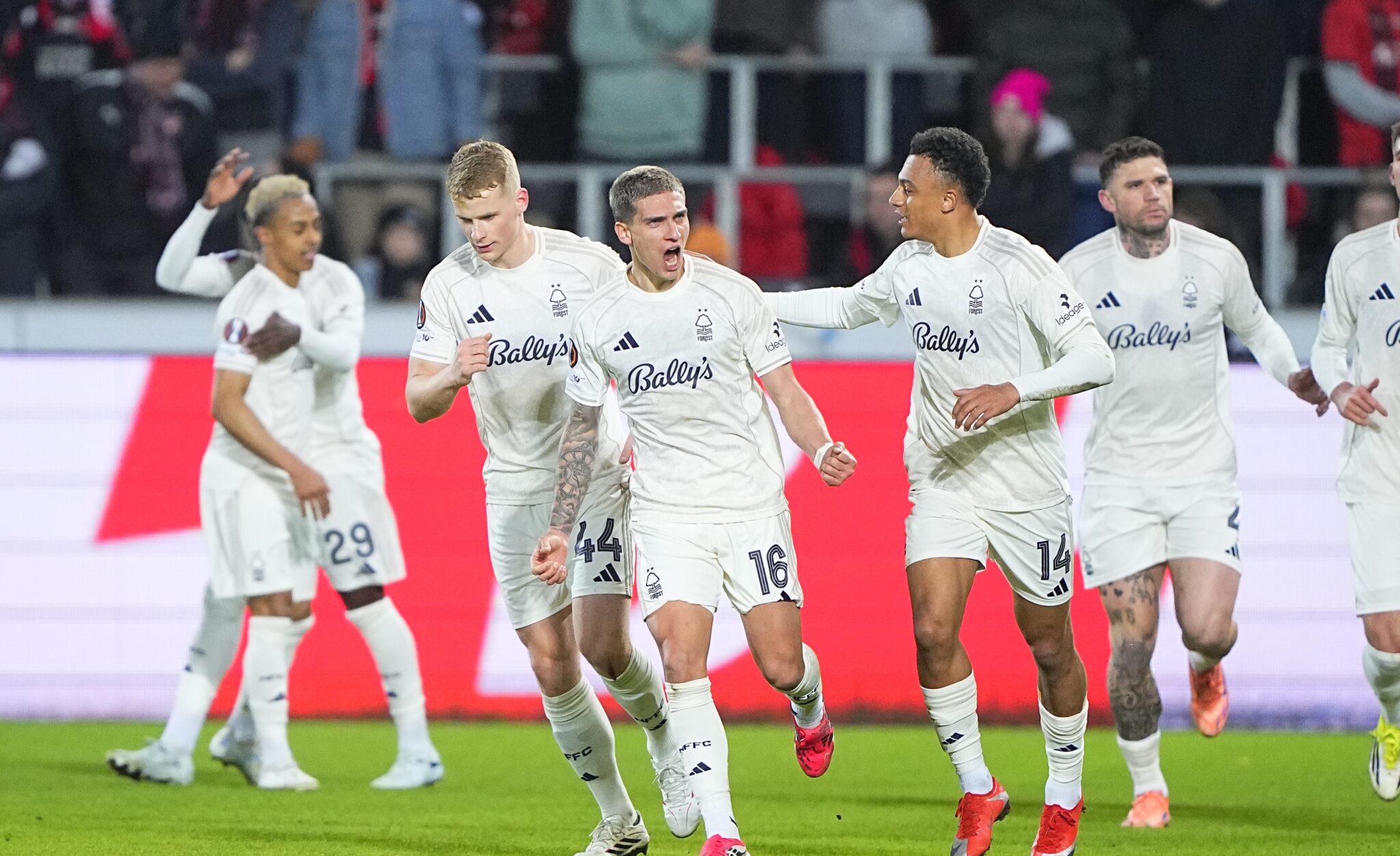 Επιβίωσε στη… ρουλέτα και έφυγε για τα προημιτελικά η Νότιγχαμ