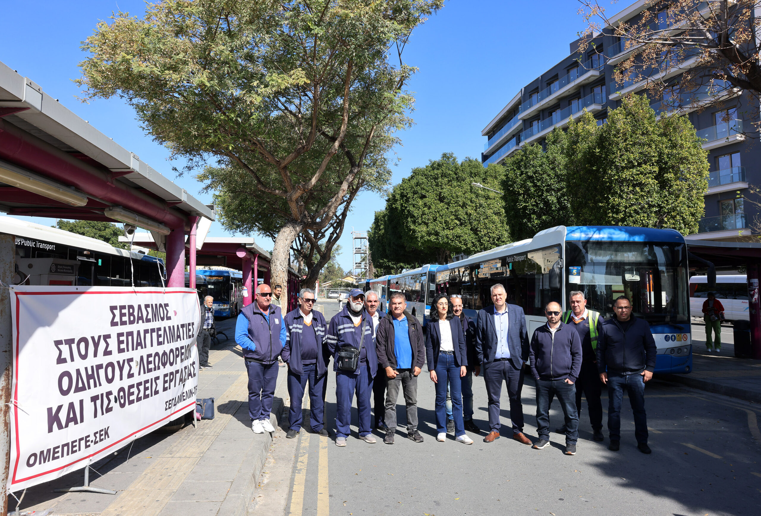&Lambda;&epsilon;&omega;&phi;&omicron;&rho;&epsilon;ί&omicron; &phi;&rho;έ&nu;&alpha;&rho;&epsilon; &sigma;&tau;&omicron; &phi;&alpha;&nu;ά&rho;&iota; &kappa;&iota; έ&phi;&upsilon;&gamma;&epsilon; &tau;&omicron; &mu;&omega;&rho;ό &alpha;&pi;&rsquo; &tau;&alpha; &chi;έ&rho;&iota;&alpha; &epsilon;&pi;&iota;&beta;ά&tau;&iota;&delta;&alpha;&sigmaf;