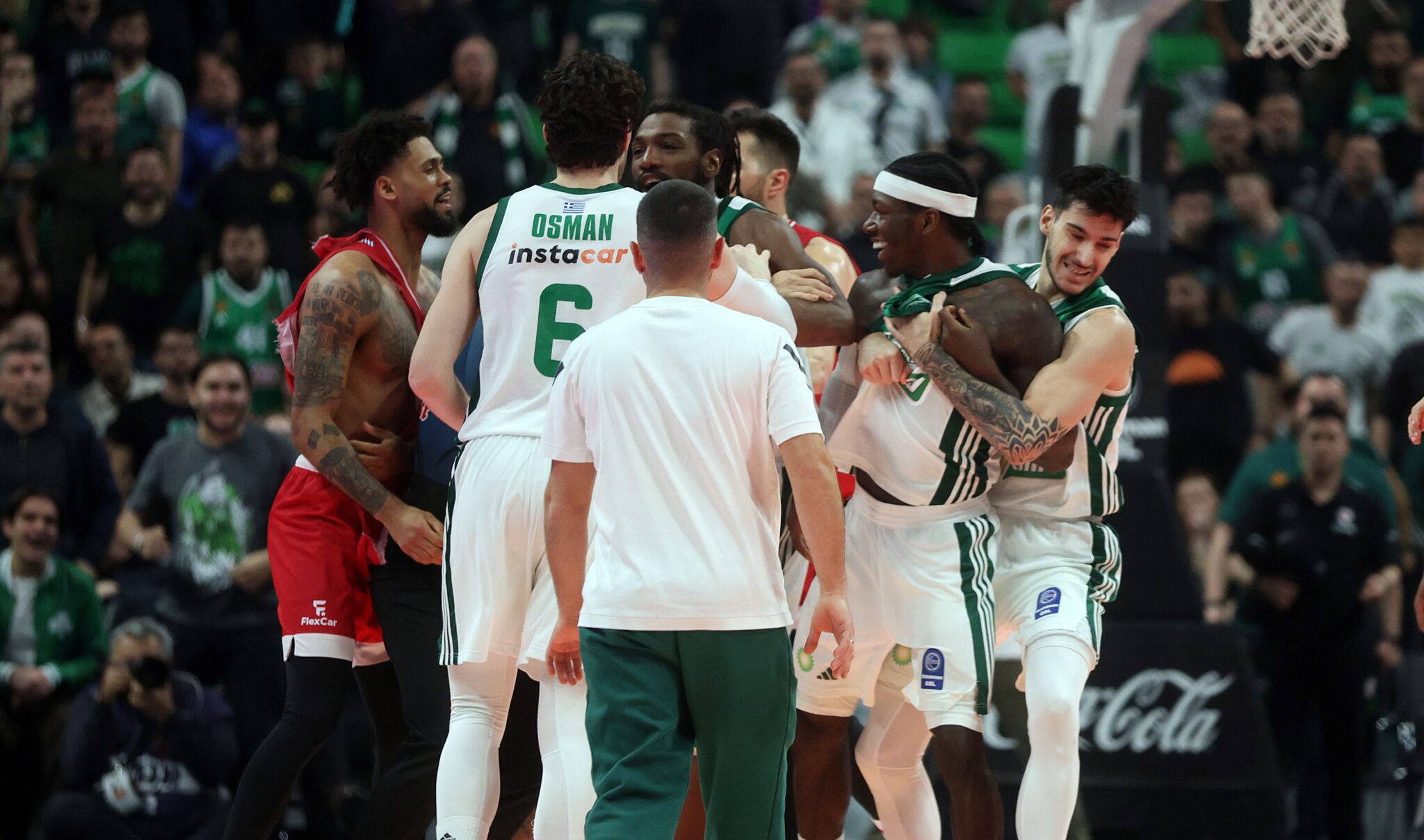 Καυγάς Ναν με Ντόρσεϊ, σκίστηκε η φανέλα του δεύτερου (ΦΩΤΟ)